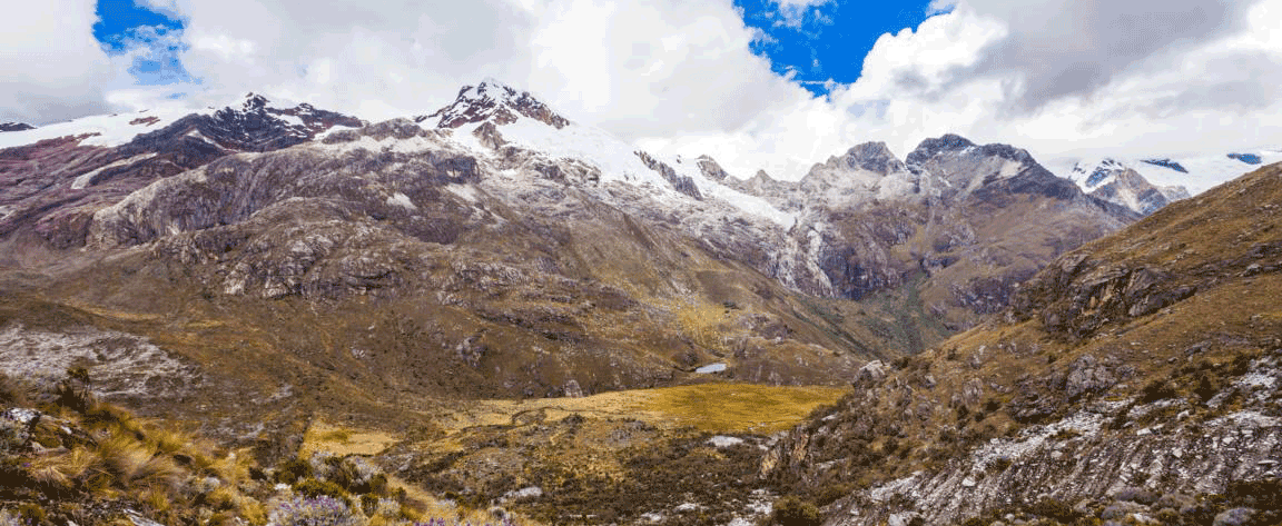 Montanhas cobertas de neve no Vale do Colca em Arequipa, Peru 